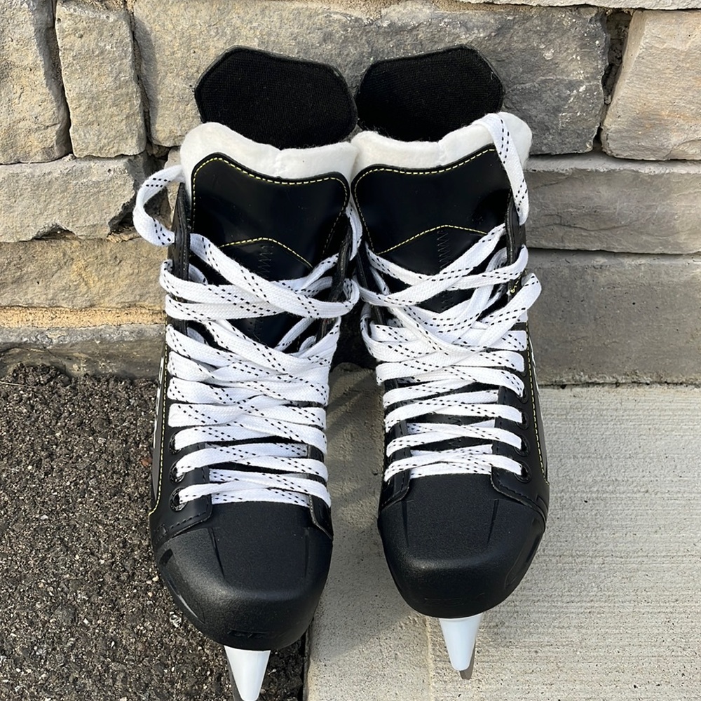 Brand new Ccm boys ice skates size 5.